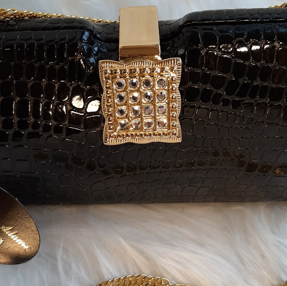 NWT! Isabella Adams Black & Gold New York Clutch